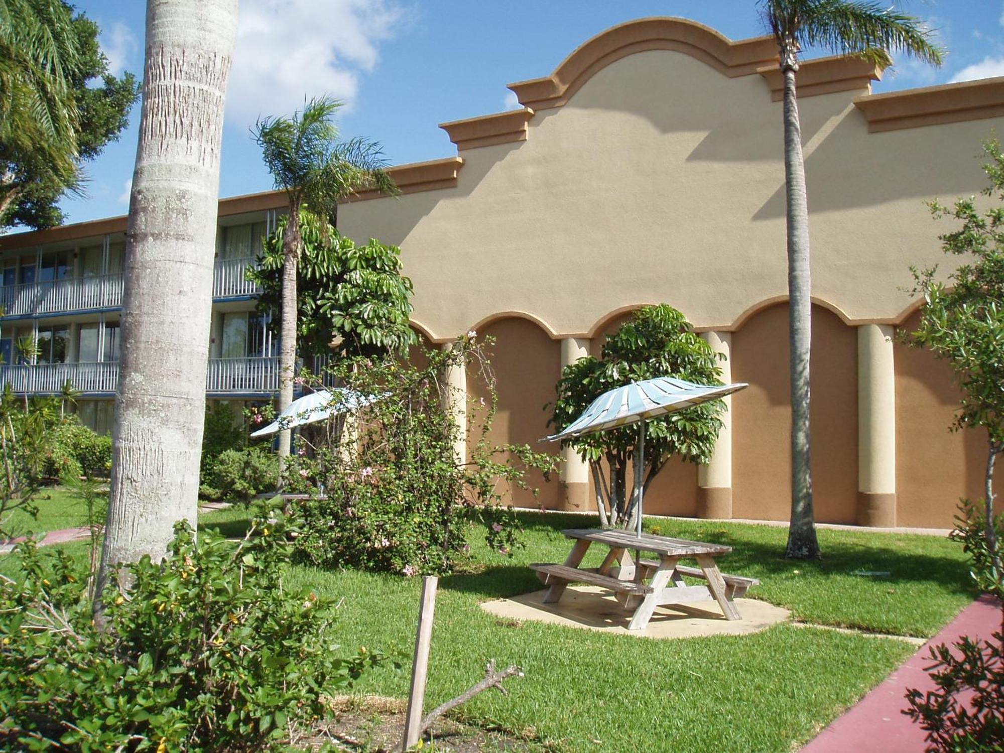 Red Carpet Inn Airport Fort Lauderdale Exterior photo